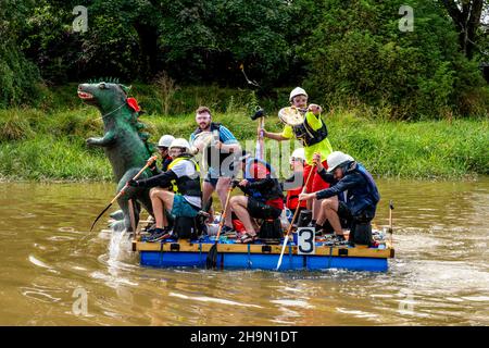 La corsa annuale di Lewes a Newhaven Raft sul fiume Ouse in aiuto di enti di beneficenza locali, Lewes, Sussex, Regno Unito. Foto Stock