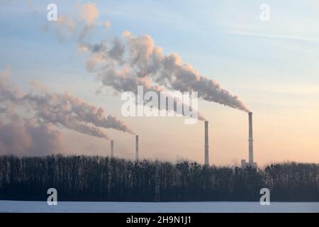 Vapore dalla fabbrica all'alba in inverno . Foto Stock