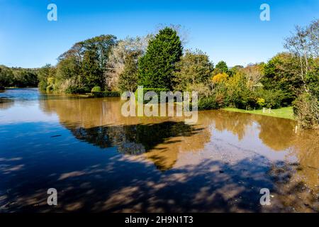 Il fiume Ouse a High Tide, Lewes, East Sussex, Regno Unito Foto Stock