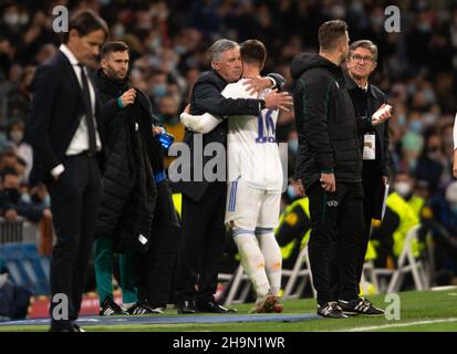 Estadio Santiago Bernabeu, Madrid, Spagna. 7 Dic 2021. Champions League Football, Real Madrid CF versus Inter Milan; Ancelotti abbraccia Jovic Credit: Action Plus Sports/Alamy Live News Foto Stock