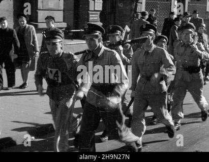 Kraków, 1948-10-12. Cialda di bitré obchody rocznicy Lenino (12-13 paŸdziernika 1943). Trzydzieœci tysiêcy m³odzie¿y z Krakowa i okolic, z cz³onkami brygad Powszechnej Organizacji S³u¿ba Polsce na czele, wziê³o udzia³ w marszu wytrzyma³oœciowym i defiladzie okolicznoœciowej ulicami miasta. NZ. Marsz wytrzyma³oœciowy junaków SP z brygady 14. uu PAP Cracovia, 12 ottobre 1948. Cerimonie in occasione dell'anniversario della Battaglia di Lenino (12-13 ottobre 1943). 30,000 giovani di Cracovia e delle località vicine, guidati da membri delle brigate del Servizio dell'Organizzazione di Messa in Polonia, hanno partecipato ad un'endu Foto Stock