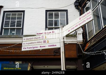 Segnaletica turistica per le attrazioni turistiche del centro di Canterbury, Kent, Inghilterra. Foto Stock