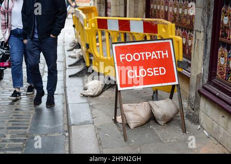 Sentiero chiuso rosso avvertimento pericolo cartello temporaneo durante la manutenzione del sentiero nel centro di Canterbury, Inghilterra. Foto Stock