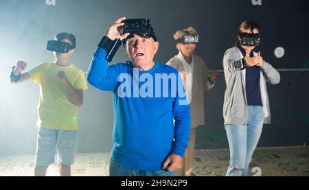 Stupito nonno nel VR club Foto Stock