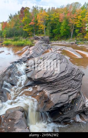 Cascate di Bonanza, Big Iron River, vicino Silver City, Autunno, Michigan, USA, di Dominique Braud/Dembinsky Photo Assoc Foto Stock