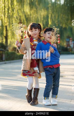 I bambini felici mangiano la pittura dello zucchero Foto Stock