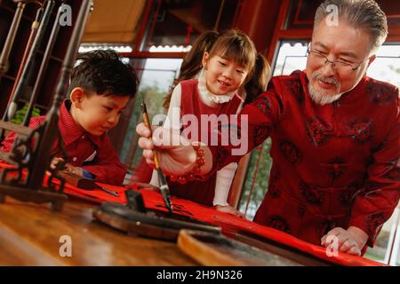 Tra tre persone insieme per scrivere coppie Spring Festival Foto Stock