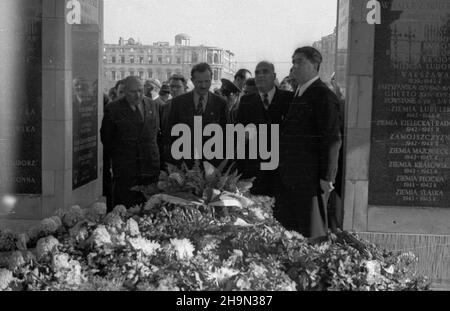 Warszawa, 1948-10-17. W dniach od 12 do 18 paŸdziernika, na zaprotzenie premiera Józefa Cyrankiewicza, przebywa³a w Polsce delegacja rz¹du oraz organisacji spo³ecznych i kulturalnych Bu³garii. NZ. Delegacja bu³garska przed Grobem Nieznanego ¯o³nierza, m.in. ambasador Bu³garii w Polsce Pawe³ Tagorow (2P). pw PAP Varsavia, 17 ottobre 1948. Una delegazione del governo bulgaro e delle organizzazioni sociali e culturali ha effettuato una visita in Polonia il 12 e 18 ottobre su invito di Jozef Cyrankiewicz. Nella foto: La delegazione bulgara di fronte alla Tomba del soldato Unknwon, bulgaro Foto Stock