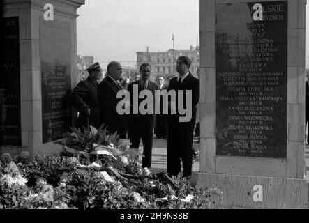 Warszawa, 1948-10-17. W dniach od 12 do 18 paŸdziernika, na zaprotzenie premiera Józefa Cyrankiewicza, przebywa³a w Polsce delegacja rz¹du oraz organisacji spo³ecznych i kulturalnych Bu³garii. NZ. Delegacja bu³garska przed Grobem Nieznanego ¯o³nierza, m.in. ambasador Bu³garii w Polsce Pawe³ Tagorow (2L). pw PAP Varsavia, 17 ottobre 1948. Una delegazione del governo bulgaro e delle organizzazioni sociali e culturali ha effettuato una visita in Polonia il 12 e 18 ottobre su invito di Jozef Cyrankiewicz. Nella foto: La delegazione bulgara di fronte alla Tomba del Milite Ignoto, la Bulgaria Foto Stock