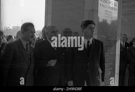 Warszawa, 1948-10-17. W dniach od 12 do 18 paŸdziernika, na zaprotzenie premiera Józefa Cyrankiewicza, przebywa³a w Polsce delegacja rz¹du oraz organisacji spo³ecznych i kulturalnych Bu³garii. NZ. Delegacja bu³garska przed Grobem Nieznanego ¯o³nierza, m.in. ambasador Bu³garii w Polsce Pawe³ Tagorow (C). pw PAP Varsavia, 17 ottobre 1948. Una delegazione del governo bulgaro e delle organizzazioni sociali e culturali ha effettuato una visita in Polonia il 12 e 18 ottobre su invito di Jozef Cyrankiewicz. Nella foto: La delegazione bulgara di fronte alla Tomba del soldato Unknwon, bulgaro A. Foto Stock