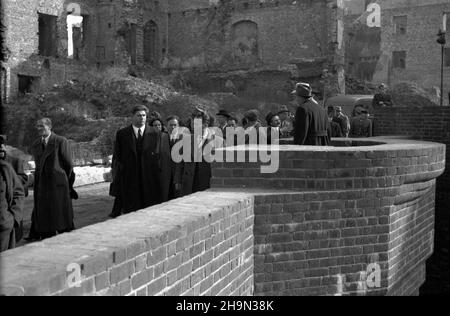 Warszawa, 1948-10-17. W dniach od 12 do 18 paŸdziernika, na zaprotzenie premiera Józefa Cyrankiewicza, przebywa³a w Polsce delegacja rz¹du oraz organisacji spo³ecznych i kulturalnych Bu³garii. NZ. Delegaci ogl¹daj¹ rekonstruowane mury na Starym Mieœcie. pw PAP Varsavia, 17 ottobre 1948. Una delegazione del governo bulgaro e delle organizzazioni sociali e culturali ha effettuato una visita in Polonia il 12 e 18 ottobre su invito di Jozef Cyrankiewicz. Nella foto: I partecipanti guardano le mura ricostruite al mercato della Città Vecchia. pw PAP Foto Stock