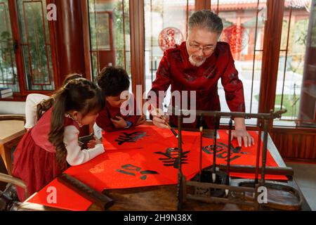 Tra tre persone insieme per scrivere coppie Spring Festival Foto Stock