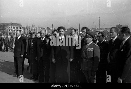 Warszawa, 1948-10-17. W dniach od 12 do 18 paŸdziernika, na zaprotzenie premiera Józefa Cyrankiewicza, przebywa³a w Polsce delegacja rz¹du oraz organisacji spo³ecznych i kulturalnych Bu³garii. NZ. Delegacja bu³garska przed Grobem Nieznanego ¯o³nierza na placu Zwyciêstwa, m.in. ambasador Bu³garii w Polsce Pawe³ Tagorow (w pierwszym rzêdzie, 3L). pw PAP Varsavia, 17 ottobre 1948. Una delegazione del governo bulgaro e delle organizzazioni sociali e culturali ha effettuato una visita in Polonia il 12 e 18 ottobre su invito di Jozef Cyrankiewicz. Nella foto: La delegazione bulgara di fronte al Th Foto Stock