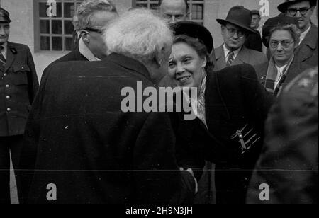 Warszawa, 1948-10-19. Na zaprotzenie ministra oœwiaty do polski przyby³ czechos³owacji ministro szkolnictha, nauki i sztuk piêknych Zdenek Nejedly. Zosta³ in polvere na Dworcu G³ównym przez przedstawicieli polskich w³adz pañstwowych. NZ. ministro Nejedly wira siê z wiceministrem oœwiaty Eugeni¹ Krassowsk¹. pw PAP Varsavia, 19 ottobre 1948. Zdenek Nejedly, Ministro dell'Istruzione, della Scienza e delle Belle Arti cecoslovacco, è venuto in Polonia per un'invidiazione del Ministro dell'Istruzione. Nejedly è stato accolto alla stazione ferroviaria di Glowny da alti funzionari statali polacchi. Nella foto: Ministro Nejdely greetin Foto Stock