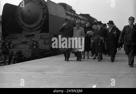 Warszawa, 1948-10-19. Na zaprotzenie ministra oœwiaty do polski przyby³ czechos³owacji ministro szkolnictha, nauki i sztuk piêknych Zdenek Nejedly. Zosta³ in polvere na Dworcu G³ównym przez przedstawicieli polskich w³adz pañstwowych. W pierwszym rzêdzie, od lewej: Józef Olszewski by³y ambasador RP w Pradze, sekretarz generalny w Ministerstwie Spraw Zagranicznych Stefan Wierb³owski, ministro Nejedly, ministro polski oœwiaty Stanis³aw Skrzeszewski. pw PAP Varsavia, 19 ottobre 1948. Zdenek Nejedly, Ministro dell'Istruzione, della Scienza e delle Belle Arti cecoslovacco, è venuto in Polonia ad un'invidiazione fr Foto Stock