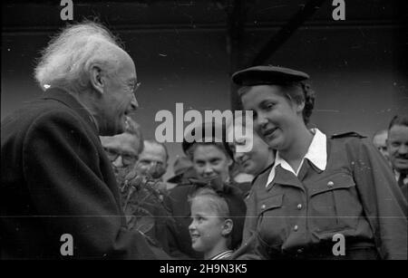 Warszawa, 1948-10-19. Na zaprotzenie ministra oœwiaty do polski przyby³ czechos³owacji ministro szkolnictha, nauki i sztuk piêknych Zdenek Nejedly. Zosta³ on powitany na Dworcu G³ównym przez przedstawicieli polskich w³adz pañstwowych oraz przez delegacjê dzieci i m³odzie¿y. pw PAP Varsavia, 19 ottobre 1948. Zdenek Nejedly, Ministro dell'Istruzione, della Scienza e delle Belle Arti cecoslovacco, è venuto in Polonia per un'invidiazione del Ministro dell'Istruzione. Nejedly è stato accolto alla stazione ferroviaria di Glowny da alti funzionari statali polacchi e da una delegazione di bambini e giovani. pw PAP Foto Stock