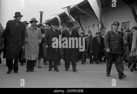 Warszawa, 1948-10-19. Na zaprotzenie ministra oœwiaty do polski przyby³ czechos³owacji ministro szkolnictha, nauki i sztuk piêknych Zdenek Nejedly. Zosta³ in polvere na Dworcu G³ównym przez przedstawicieli polskich w³adz pañstwowych. W pierwszym rzêdzie, od lewej: Józef Olszewski by³y ambasador RP w Pradze, sekretarz generalny w Ministerstwie Spraw Zagranicznych Stefan Wierb³owski, ministro Nejedly, ministro polski oœwiaty Stanis³aw Skrzeszewski. pw PAP Varsavia, 19 ottobre 1948. Zdenek Nejedly, Ministro dell'Istruzione, della Scienza e delle Belle Arti cecoslovacco, è venuto in Polonia ad un'invidiazione fr Foto Stock