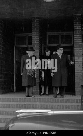 Warszawa, 1948-10-19. Na zaprotzenie ministra oœwiaty do polski przyby³ czechos³owacji ministro szkolnictha, nauki i sztuk piêknych Zdenek Nejedly. Zosta³ in polvere na Dworcu G³ównym przez przedstawicieli polskich w³adz pañstwowych. nz. ministro Nejedly (1L) i ministro polski oœwiaty Stanis³aw Skrzeszewski (1P) przed wejœciem na dworzec. pw PAP Varsavia, 19 ottobre 1948. Zdenek Nejedly, Ministro dell'Istruzione, della Scienza e delle Belle Arti cecoslovacco, è venuto in Polonia per un'invidiazione del Ministro dell'Istruzione. Nejedly è stato accolto alla stazione ferroviaria di Glowny da alti funzionari statali polacchi. P Foto Stock