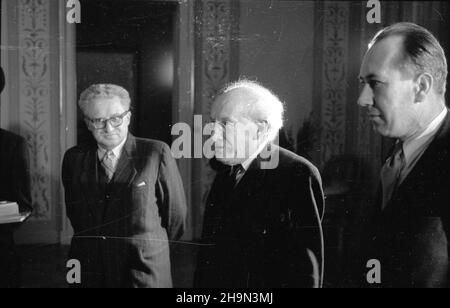 Warszawa, 1948-10-19. Na zaprotzenie ministra oœwiaty do polski przyby³ czechos³owacji ministro szkolnictha, nauki i sztuk piêknych Zdenek Nejedly. W Belwederze zosta³ przyjêty przez prezydenta RP Boles³awa Bieruta i udekorowany Wielk¹ Wstêg¹ Orderu Odrodzenia Polski. de lewej: Zdenek Nejedly, ministro oœwiaty Stanis³aw Skrzeszewski, ambasador Czechos³owacji w Polsce Frantisek Pisek. pw PAP Varsavia, 19 ottobre 1948. Zdenek Nejedly, Ministro dell'Istruzione, della Scienza e delle Belle Arti cecoslovacco, è venuto in Polonia per un'invidiazione del Ministro dell'Istruzione. Nejedly fu ricevuto dai Presi polacchi Foto Stock