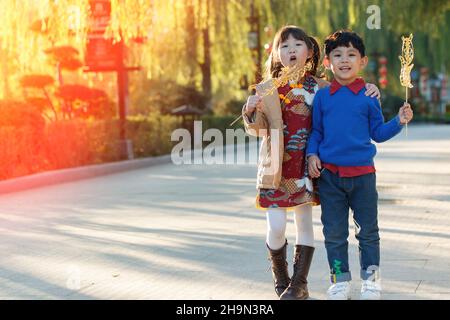 I bambini felici mangiano la pittura dello zucchero Foto Stock