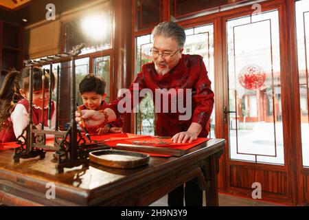Tra tre persone insieme per scrivere coppie Spring Festival Foto Stock