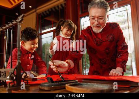 Tra tre persone insieme per scrivere coppie Spring Festival Foto Stock
