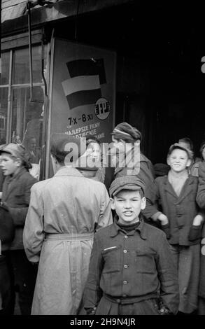 Warszawa, 1948-10-25. Kino Polonia przy ul. Marsza³kowskiej 56. Od 7 paŸdziernika do 8 listopada odbywa³ siê tutaj Przegl¹d Filmów Radzieckich. W dniach 25-26 paŸdziernika, grano m.in. komediê pt. Podrzutek. NZ. Kolejka po bilety na ten film. pw PAP Varsavia, 25 ottobre 1948. Una rassegna dei film sovietici è stata tenuta al cinema della Polonia in via Marszalkowska 56. Dal 25 al 26 ottobre suonava la commedia 'Foundling'. Nella figura: Una coda ticket. pw PAP Foto Stock