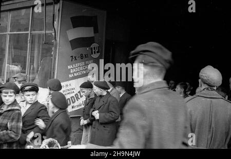 Warszawa, 1948-10-25. Kino Polonia przy ul. Marsza³kowskiej 56. Od 7 paŸdziernika do 8 listopada odbywa³ siê tutaj Przegl¹d Filmów Radzieckich. W dniach 25-26 paŸdziernika, grano m.in. komediê pt. Podrzutek. NZ. Kolejka po bilety na ten film. pw PAP Varsavia, 25 ottobre 1948. Una rassegna dei film sovietici è stata tenuta al cinema della Polonia in via Marszalkowska 56. Dal 25 al 26 ottobre suonava la commedia 'Foundling'. Nella figura: Una coda ticket. pw PAP Foto Stock