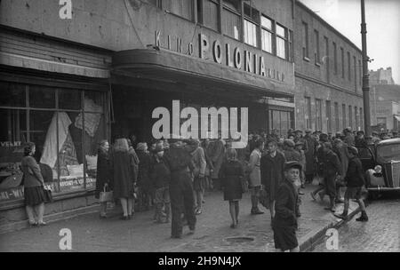 Warszawa, 1948-10-25. Kino Polonia przy ul. Marsza³kowskiej 56. Od 7 paŸdziernika do 8 listopada odbywa³ siê tutaj Przegl¹d Filmów Radzieckich. W dniach 25-26 paŸdziernika, grano m.in. komediê pt. Podrzutek. NZ. Kolejka po bilety na ten film. pw PAP Varsavia, 25 ottobre 1948. Una rassegna dei film sovietici è stata tenuta al cinema della Polonia in via Marszalkowska 56. Dal 25 al 26 ottobre suonava la commedia 'Foundling'. Nella figura: Una coda ticket. pw PAP Foto Stock