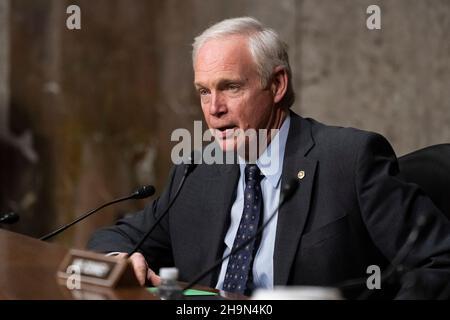 Washington. 7th Dic 2021. Il senatore degli Stati Uniti Ron Johnson (repubblicano del Wisconsin), parla durante un'audizione del Senato Relazioni estere per esaminare la politica USA-Russia con la testimonianza di Victoria Nuland, sotto il segretario di Stato per gli affari politici, su Capitol Hill, martedì 7 dicembre 2021, A Washington. Credit: Alex Brandon/Pool via CNP/dpa/Alamy Live News Foto Stock