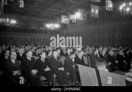 Kraków, 1948-10-25. W dniach 25-27 paŸdziernika trwa³y uroczyste obchody 75-lecia istnienia Polskiej Akademii Umiejêtnoœci. Otwarcie zjazdu odby³o siê w sali Senatorskiej Zamku Królewskiego na Wawelu. rzêdzie m.in Rady Narodowej Klimaszewski (6L) sekretarz ambasady Wielkiej Brytanii Winch (5P), podsekretaretarz stanu w Ministerstwie Oœwiaty Henryk Jab³oñski (4P), czechos³owacki Ministszkolnittwira, nauki i podtuk piêknych (3P) oœwiaty Stanis³aw Kraskwijw (2P) przewodnicz¹cy Wojewódzkiej Oœwiaty 1P Foto Stock