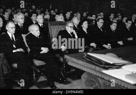 Kraków, 1948-10-25. W dniach 25-27 paŸdziernika trwa³y uroczyste obchody 75-lecia istnienia Polskiej Akademii Umiejêtnoœci. Otwarcie zjazdu odby³o siê w sali Senatorskiej Zamku Królewskiego na Wawelu. w pierwszym rzêdzie od lewej: Sekretarz stanu w Ministerstwie Oœwiaty Henryk Jab³oñski, czechos³owacki Minister szkolnittwa, nauki i sztuk piêknych Zdenek Nejedly, Minister oœwiaty Stanis³aw Skrzeszewski, podsekretarz stanu w Ministerstwie Oœwiaty Eugenia Krassowska, konkeljka Jagielloñskiego, Kontetskij Wojewódzkiego kontetskij, Kontetskij, Kontetskij, Kontetskij kontetskij Foto Stock