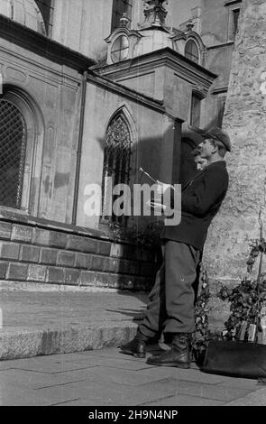 Kraków, 1948-10-25. Katedra pw. œw.œw. Wac³awa i Stanis³awa na Wawelu. NZ. strona po³udniowa katedry, od lewej XVII-wieczna kaplica biskupa Zadzika, XVI-wieczna kaplica Olbrachta oraz (czêœciowo zas³oniêta) XVIII-wieczna kaplica biskupa Za³uskiego. pw PAP Cracovia, 25 ottobre 1948. La Cattedrale di San Waclaw e di San Stanislaw su Wawel. Nella foto: Il lato meridionale della cattedrale, da sinistra la cappella vescovile Zadzik del 17th secolo, la cappella Olbracht del 16th secolo e (parzialmente vista) la cappella del vescovo Zaluski del 18th secolo. pw PAP Foto Stock