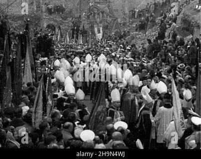 Warszawa, 1948-10-26. Pogrzeb prymasa Polski kard. Augusta Hlonda. NZ. Kondukt ¿a³obny wœród Ruin Starego Miasta. bk PAP Varsavia, 26 ottobre 1948. Funerali del primate polacco cardinale August Hlond. Nella foto: Una processione funebre nelle rovine della Città Vecchia. bk PAP Foto Stock