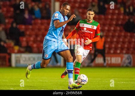 Ludwig Francillette (Crawley n. 15 ) sulla palla inseguita da Conor Wilkinson (Walsall n. 9 ) durante la partita della Sky Bet League 2 tra Walsall e Crawley Town al Banks's Stadium, Walsall, Inghilterra, il 7 dicembre 2021. Foto di Karl Newton/prime Media Images. Credit: Prime Media Images/Alamy Live News Foto Stock