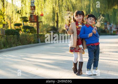 I bambini felici mangiano la pittura dello zucchero Foto Stock