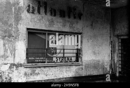 Warszawa, 1948-10-28. Z okazji Œwiêta Narodowego Republiki Czechos³owackiej w trzydziest¹ rocznicê proklamacji, niepodleg³oœci w kinie Atlantic wyœwietlono film produkcji czechos³owackiej pt. Syrena. W witrynie zdjêcie prezydenta Klemensa Gottwalda. uu PAP Varsavia, 28 ottobre 1948. Uno spettacolo del film cecoslovacco intitolato la Sirenetta nel cinema Atlantico nella Giornata Nazionale della Repubblica Cecoslovacca e il 30th anniversario della proclamazione dell'indipendenza. Nella finestra il picured del presidente Klemens Gottwald. uu PAP Foto Stock