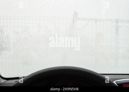 gelo sul parabrezza della vettura. Vista dal lato conducente. Parabrezza per auto ghiacciato Foto Stock