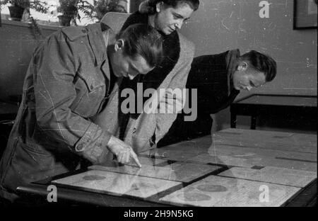 Warszawa, 1948-10-31. Muzeum Narodowe. Wystawa rêkopisów i druków wywiezionych podczas II wojny œwiatowej do Niemiec. Odnalezione przez Armiê Czerwon¹ zosta³y zwrócone w³adzom polskim przez rz¹d ZSRR. uu PAP Varsavia, 31 ottobre 1948. Museo Nazionale. Mostra di manoscritti e stampe tolte dalla Polonia alla Germania durante la seconda guerra mondiale Ritrovati dall'Armata Rossa, sono stati restituiti alle autorità polacche dal governo dell'Unione Sovietica. uu PAP Foto Stock