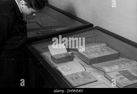 Warszawa, 1948-10-31. Muzeum Narodowe. Wystawa rêkopisów i druków wywiezionych podczas II wojny œwiatowej do Niemiec. Odnalezione przez Armiê Czerwon¹ zosta³y zwrócone w³adzom polskim przez rz¹d ZSRR. uu PAP Varsavia, 31 ottobre 1948. Museo Nazionale. Mostra di manoscritti e stampe tolte dalla Polonia alla Germania durante la seconda guerra mondiale Ritrovati dall'Armata Rossa, sono stati restituiti alle autorità polacche dal governo dell'Unione Sovietica. uu PAP Foto Stock