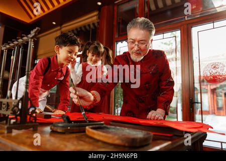 Tra tre persone insieme per scrivere coppie Spring Festival Foto Stock