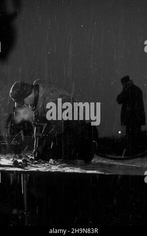 Warszawa, 1948-11. Budowa mostu Œl¹sko-D¹browskiego. NZ. Nitowanie na gor¹co elementów konstrukcji mostu, przy pomocy nitownicy elektrycznej. Dok³adny dzieñ wydarzenia nieustalony. bk PAP Varsavia, 11 novembre 1948. La costruzione del ponte Slasko-Dabrowski. Nella foto: Rivettatura di elementi di costruzione del ponte. bk PAP Foto Stock