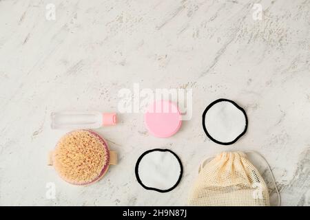 Diversi accessori per il bagno e cuscinetti per il trucco riutilizzabili su sfondo chiaro Foto Stock