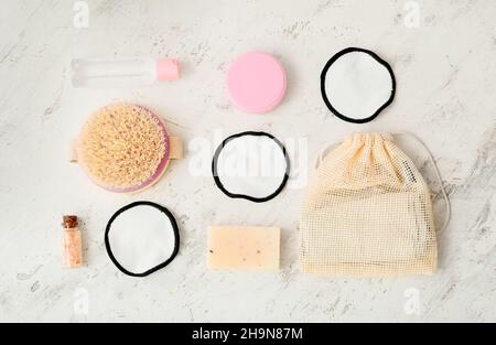 Diversi accessori per il bagno e cuscinetti per il trucco riutilizzabili su sfondo chiaro Foto Stock