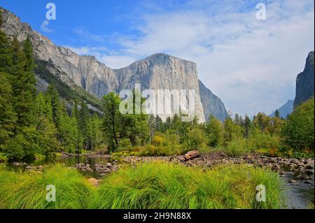 El Capitan e il fiume Merced nel Parco Nazionale di Yosemite Foto Stock