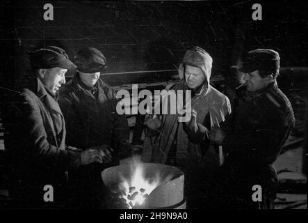 Warszawa, 1948-11. Budowa mostu Œl¹sko-D¹browskiego. NZ. Robotnicy przy koksowniku do rozgrzewania nitów. Dok³adny dzieñ wydarzenia nieustalony. bk PAP Varsavia, novembre 1948. La costruzione del ponte Slasko-Dabrowski. Nella foto: Lavoratori da un rivetto-riscaldamento fuoco. bk PAP Foto Stock