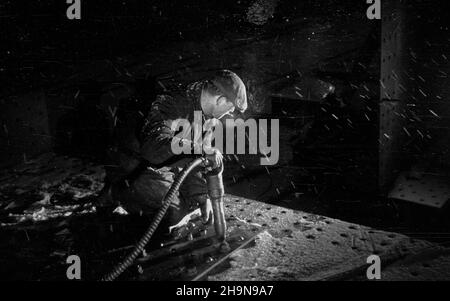 Warszawa, 1948-11. Budowa mostu Œl¹sko-D¹browskiego. NZ. Nitowanie na gor¹co elementów konstrukcji mostu, przy pomocy nitownicy elektrycznej. Dok³adny dzieñ wydarzenia nieustalony. bk PAP Varsavia, 11 novembre 1948. La costruzione del ponte Slasko-Dabrowski. Nella foto: Rivettatura di elementi di costruzione del ponte. bk PAP Foto Stock