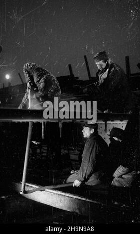 Warszawa, 1948-11. Budowa mostu Œl¹sko-D¹browskiego. NZ. Nitowanie na gor¹co elementów konstrukcji mostu, przy pomocy nitownicy elektrycznej. Dok³adny dzieñ wydarzenia nieustalony. bk PAP Varsavia, 11 novembre 1948. La costruzione del ponte Slasko-Dabrowski. Nella foto: Rivettatura di elementi di costruzione del ponte. bk PAP Foto Stock