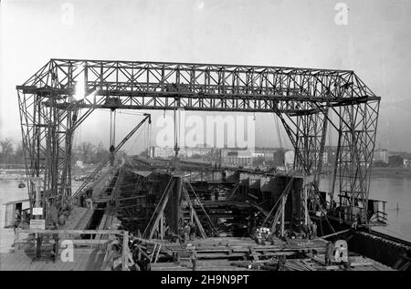 Warszawa, 1948-11. Budowa mostu Œl¹sko-D¹browskiego na Trasie Wschód-Zachód. NZ. Prace od strony Œródmieœcia. uu PAP Dok³adny dzieñ wydarzenia nieustalony. Varsavia, novembre 1948. La costruzione del ponte Slasko-Dabrowski sulla strada Est-Ovest. Nella foto: Opera dal centro città. uu PAP Foto Stock
