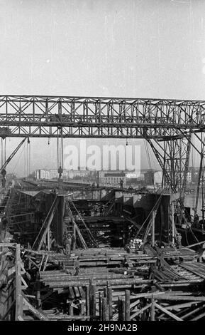 Warszawa, 1948-11. Budowa mostu Œl¹sko-D¹browskiego na Trasie Wschód-Zachód. NZ. Prace od strony Œródmieœcia. uu PAP Dok³adny dzieñ wydarzenia nieustalony. Varsavia, novembre 1948. La costruzione del ponte Slasko-Dabrowski sulla strada Est-Ovest. Nella foto: Opera dal centro città. uu PAP Foto Stock